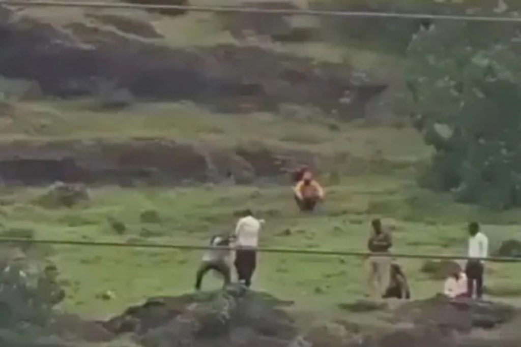 سقوط مرگبار پسر ۱۹ ساله و والدینش از صخره به خاطر موبایل