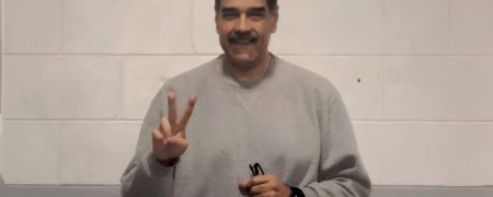 عکس‌های جدیدی از نیکلاس مادورو با ژست پیروزی در لباس زندان منتشر شد
