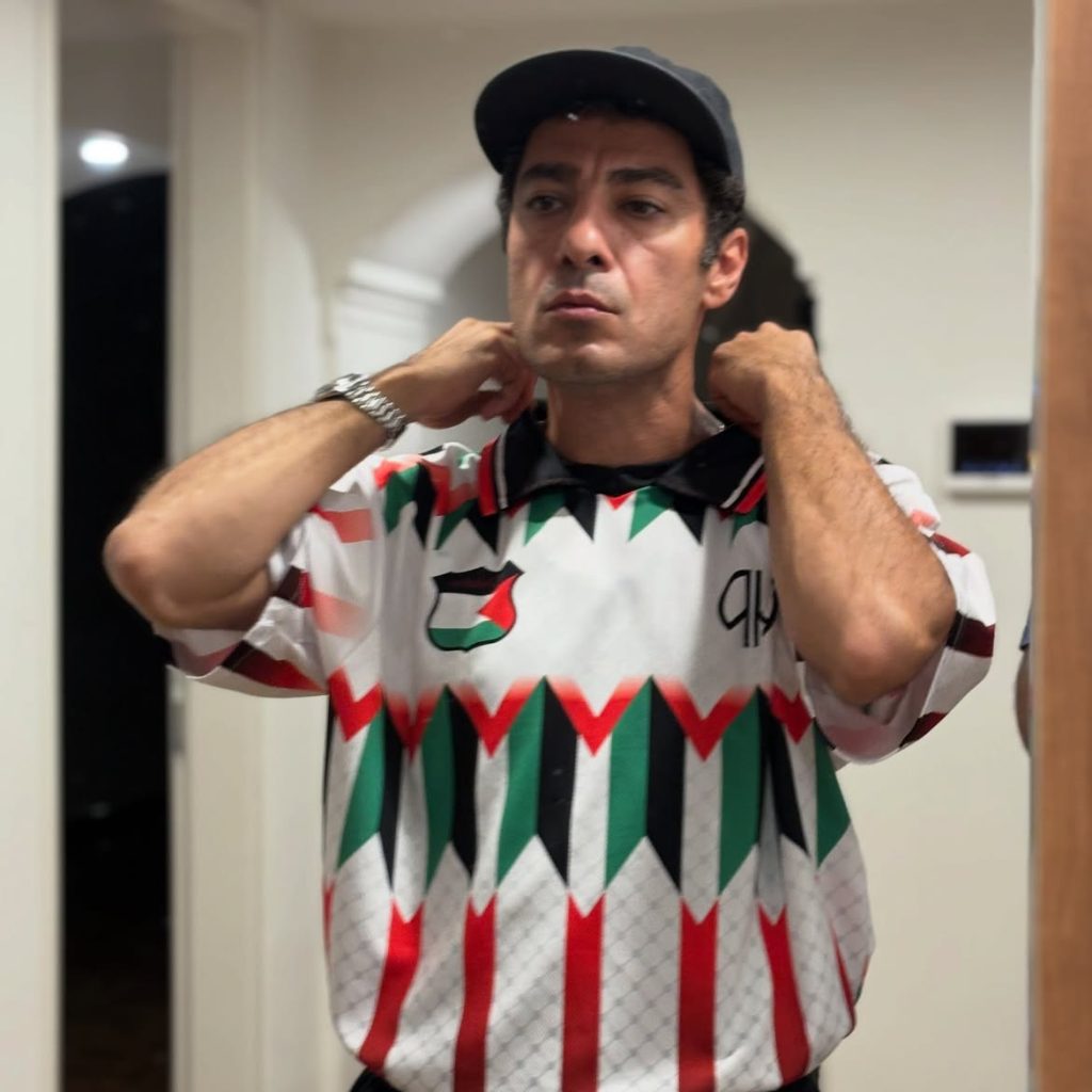 نوید محمدزاده با لباس طرح پرچم فلسطین