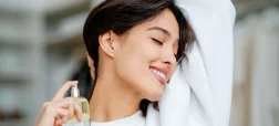 اسپری عطر روی گردن