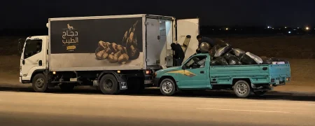«سریع و خشن» در دنیای واقعی؛ سرقت ۱۰۰ کیلوگرم مرغ از کامیون در حال حرکت + ویدیو