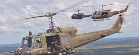 چرا هلیکوپتر مشهور UH-1 Iroquois در جنگ ویتنام همیشه با درهای باز پرواز می‌کرد؟