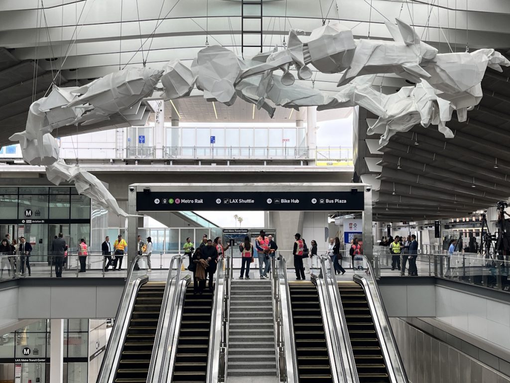 ایستگاه مترو LAX/Metro Transit Center در لس‌آنجلس، ایالات متحده