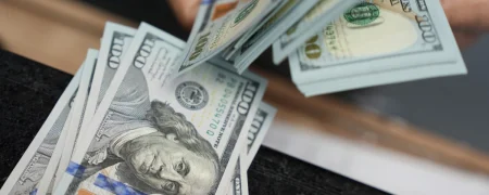 فروش دلار با کارت ملی در ۵ بانک آغاز شد؛ تفاوت اندک نرخ دلار سهمیه‌ای با بازار آزاد