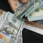 فروش دلار با کارت ملی در ۵ بانک آغاز شد؛ تفاوت اندک نرخ دلار سهمیه‌ای با بازار آزاد