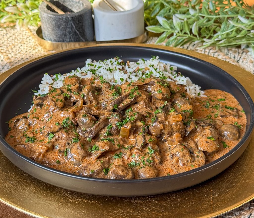 بیف استراگانف با سس قارچ؛ دستور رستورانی و آسان