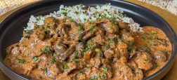 بیف استراگانف با سس قارچ؛ دستور رستورانی و آسان