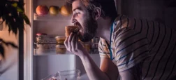 علت میل شدید به خوردن تنقلات در شب و فرمول ۴ مرحله‌ای برای کنترل آن
