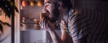 علت میل شدید به خوردن تنقلات در شب و فرمول ۴ مرحله‌ای برای کنترل آن