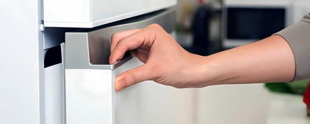 چرا بدنه یخچال برق دارد؟ علت و راهکار رفع برق گرفتگی