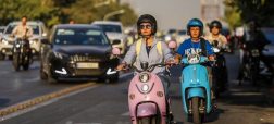 ۶ میلیون موتورسوار زن بدون گواهینامه؛ روزنامه اطلاعات خواستار رفع محدودیت شد