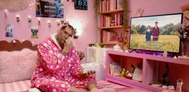گریت کالی با لباس صورتی؛ حضور ستاره غول‌پیکر دنیای WWE در کمپین تبلیغاتی نتفلیکیس