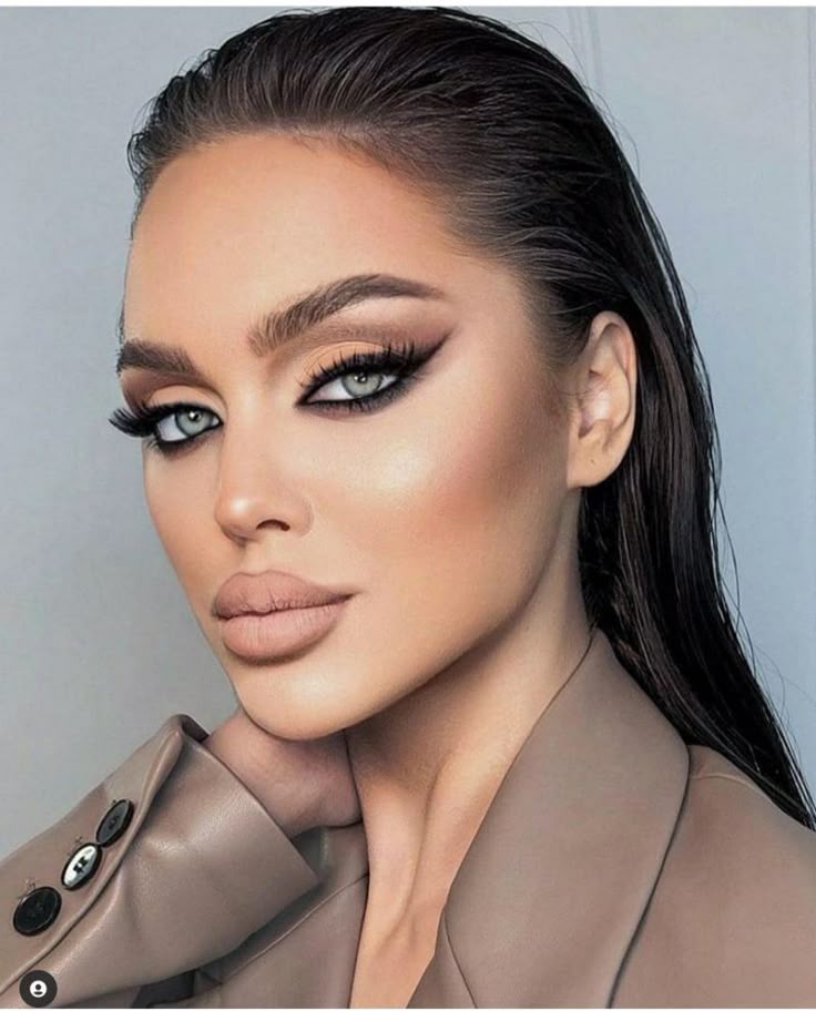آرایش چشم گربه‌ای