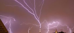 برخورد صاعقه با برج میلاد