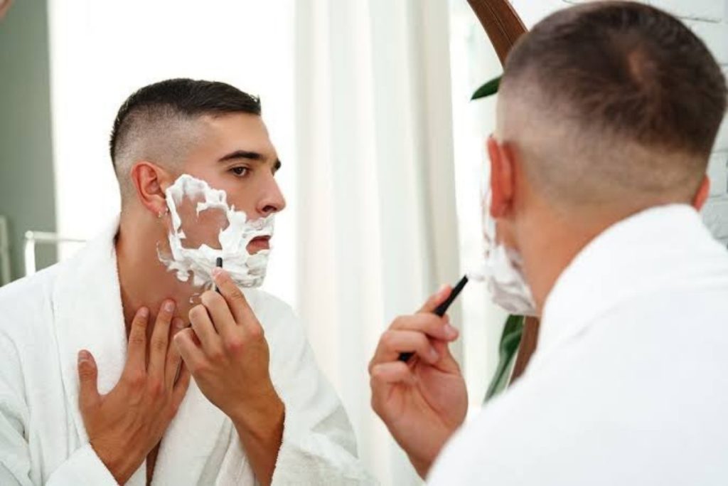 ۷ اشتباه رایج مردان هنگام اصلاح صورت در هوای سرد + نکات مهمی که باید رعایت کنید
