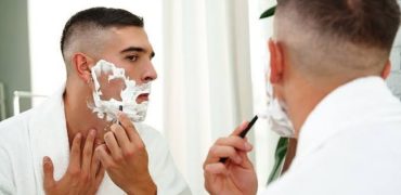 ۷ اشتباه رایج مردان هنگام اصلاح صورت در هوای سرد + نکات مهمی که باید رعایت کنید