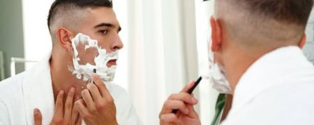 ۷ اشتباه رایج مردان هنگام اصلاح صورت در هوای سرد + نکات مهمی که باید رعایت کنید