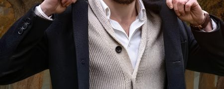 بهترین ترکیب رنگ برای استایل مردانه پاییزی؛ از زرشکی تیره و خاکستری تا سرمه‌ای و ذغالی
