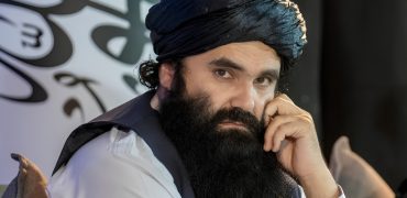 وزیر داخله طالبان در ازای دست‌بوسی مردم به آن‌ها پول می‌دهد! + ویدیو