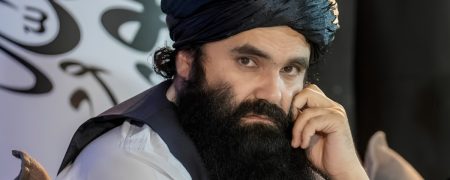 وزیر داخله طالبان در ازای دست‌بوسی مردم به آن‌ها پول می‌دهد! + ویدیو