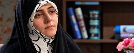 زینب ابوطالبی کیست؟ از ادعای مهاجرت و تکذیب آن تا اظهارنظر جنجالی درباره مخالفان